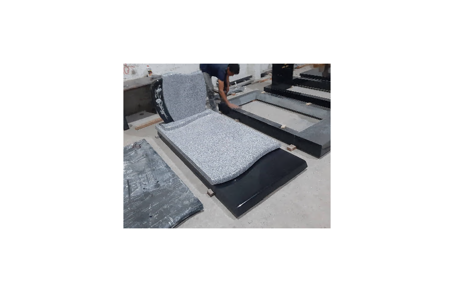 Monument GPG 249 en Granit Jasmine white et noir fin